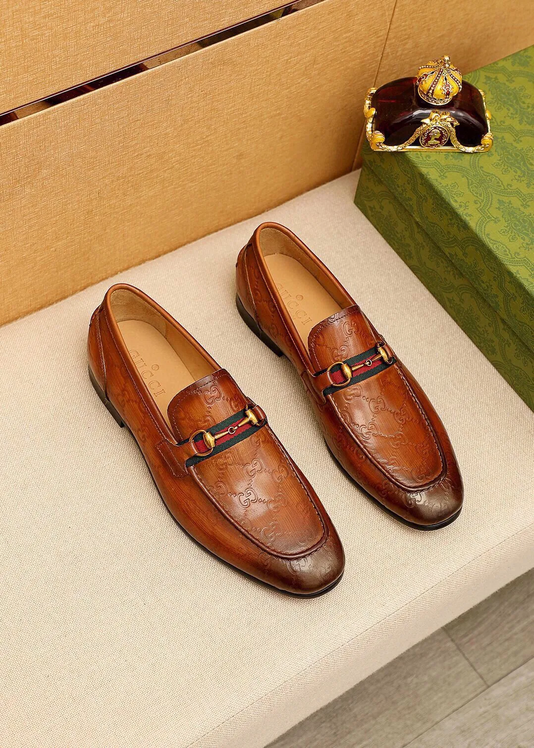 Men's shoes 💰480 💐 Product trademark: GUCCI "Gucci" casual leather shoes Regular size: 38-45 (45.46🉑️customized) Product materials: Selected imported first-layer calfskin embossed upper + luxury hardware buckle, imported cowhide leather lining. Strong three-dimensional visual effect, original outsole color: 2 colors available